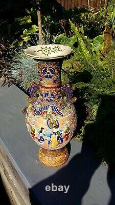 Japanese hand painted Moriage satsuma vase in nice condition